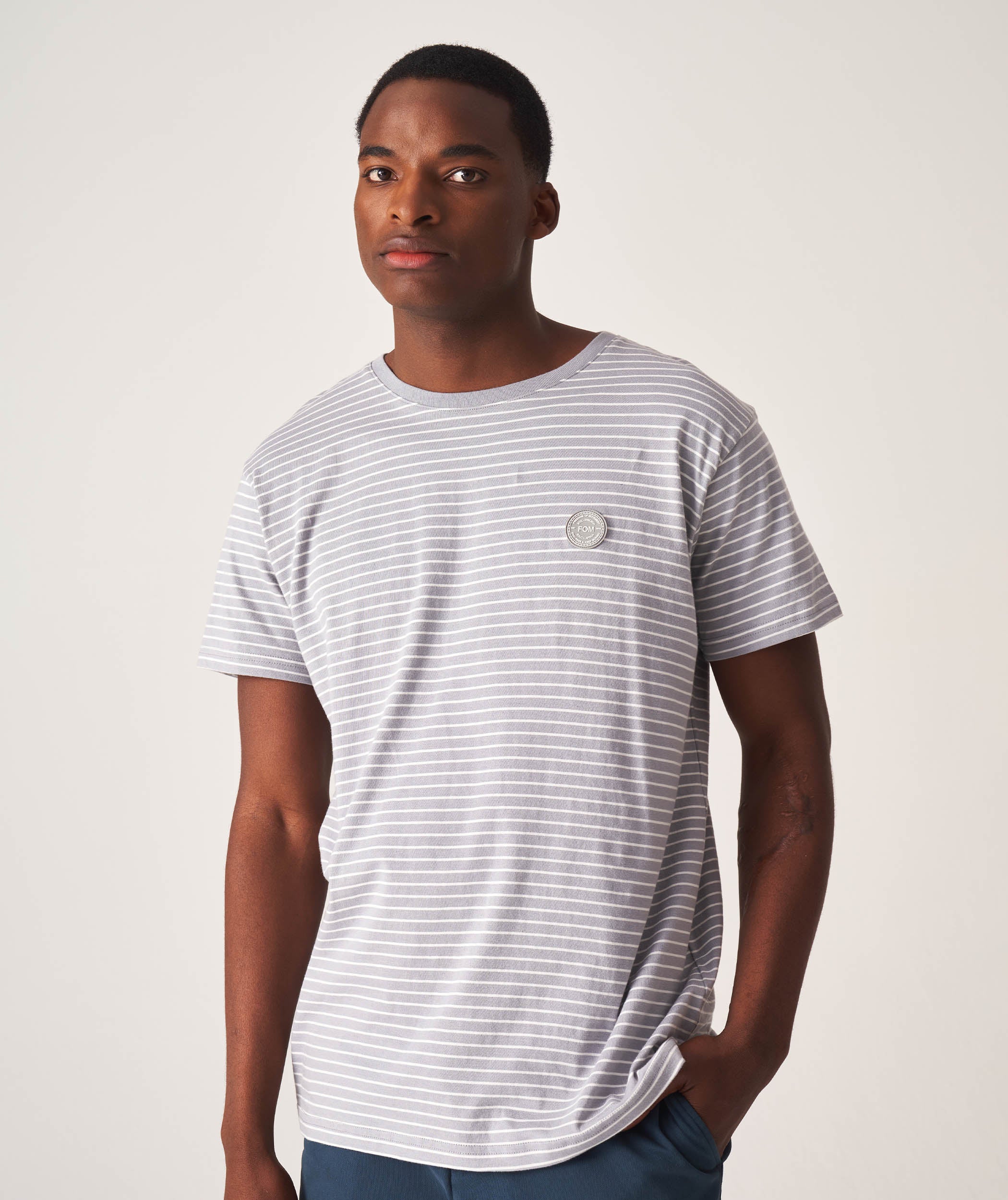 Standard-T-Shirt aus Baumwolle mit Streifen für Herren – Zementstreifen