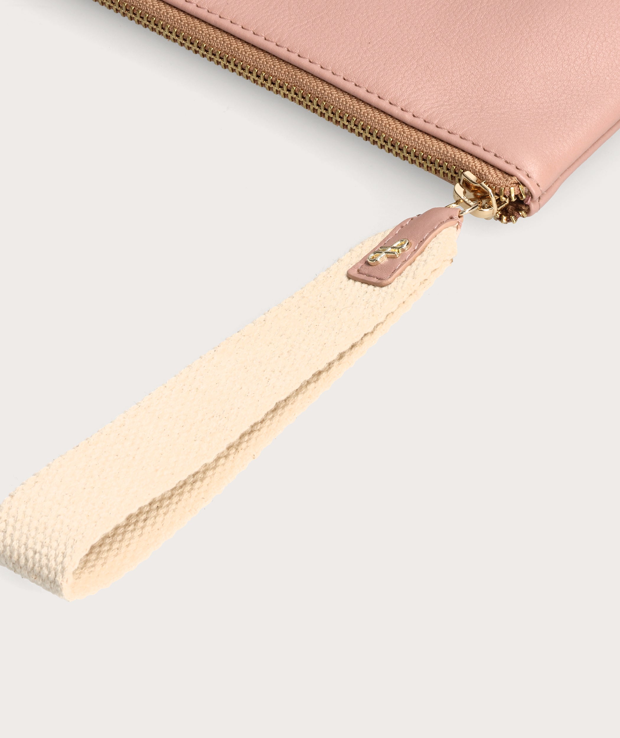 Clutch mit Handgelenksriemen in Blush